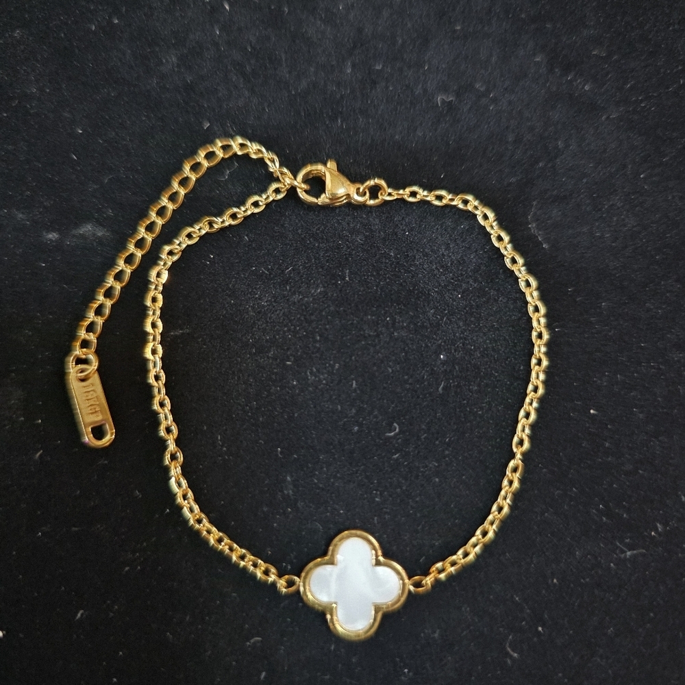 NWT Louise Carter White Clover Bracelet 9" Waterproof 18K Gold PVD - Picture 2 of 4